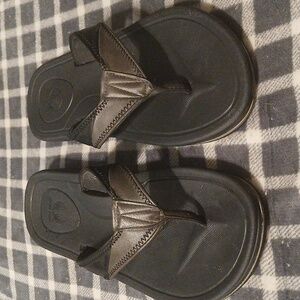 HIGH TIDE: Black Flip Flop Sandals